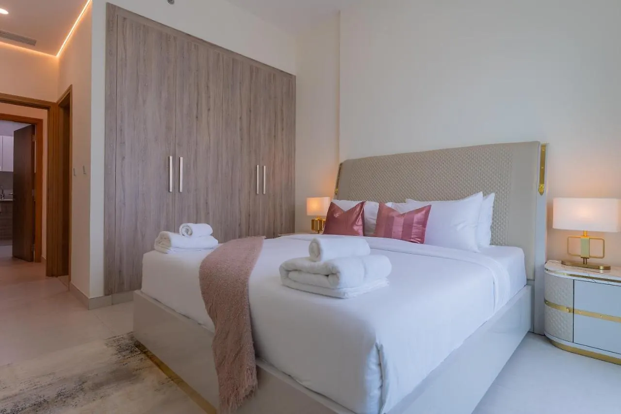 Apartment Cityscape Oasis With Canal And Yacht View Dubai